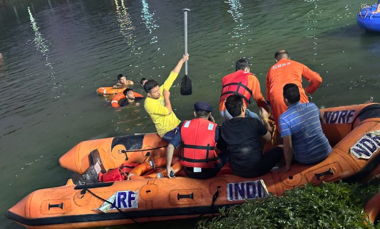 Search Operation in Vadodara River after Accident of Children's Boat