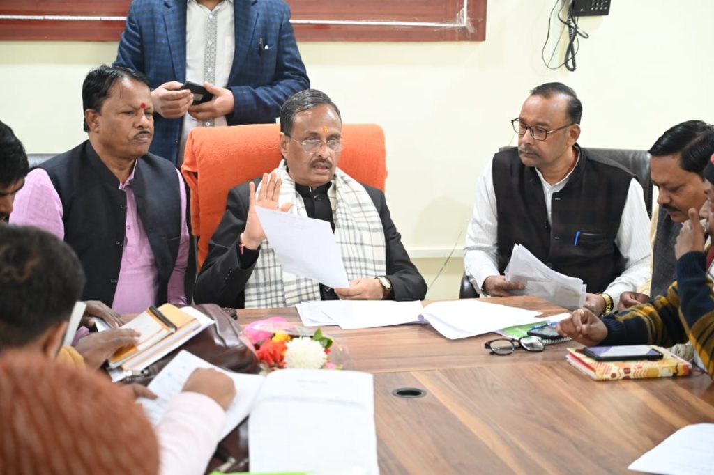 MP Dr Dinesh Sharma During Party Meeting in Gonda attacks on AKhilesh Yadav PDA